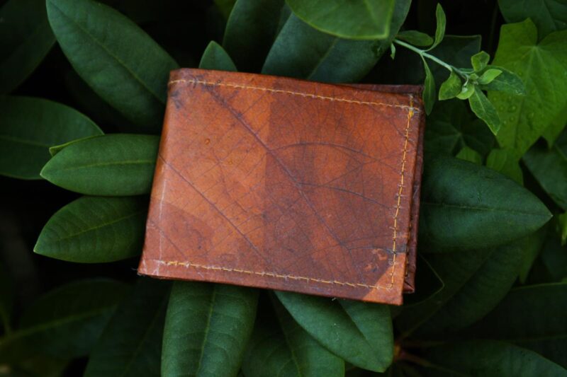 geldbörse mit münzfach aus blättern cognac