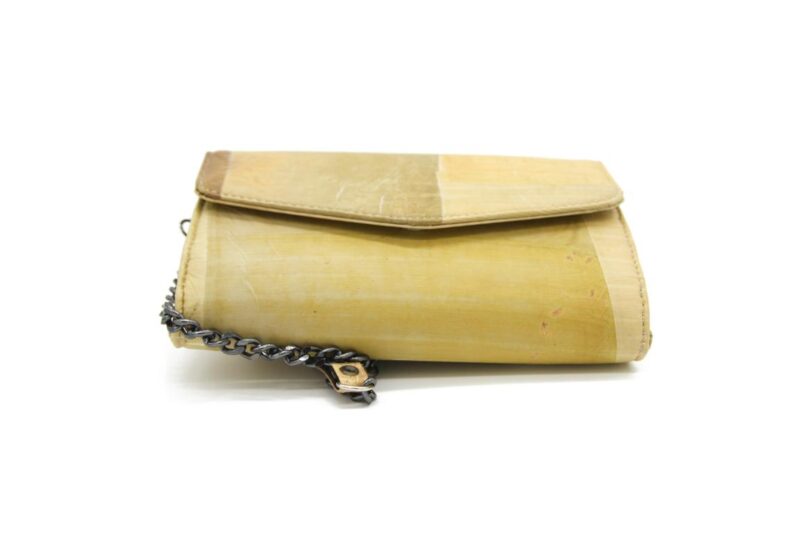 Nachhaltige Clutch aus Bananenblättern